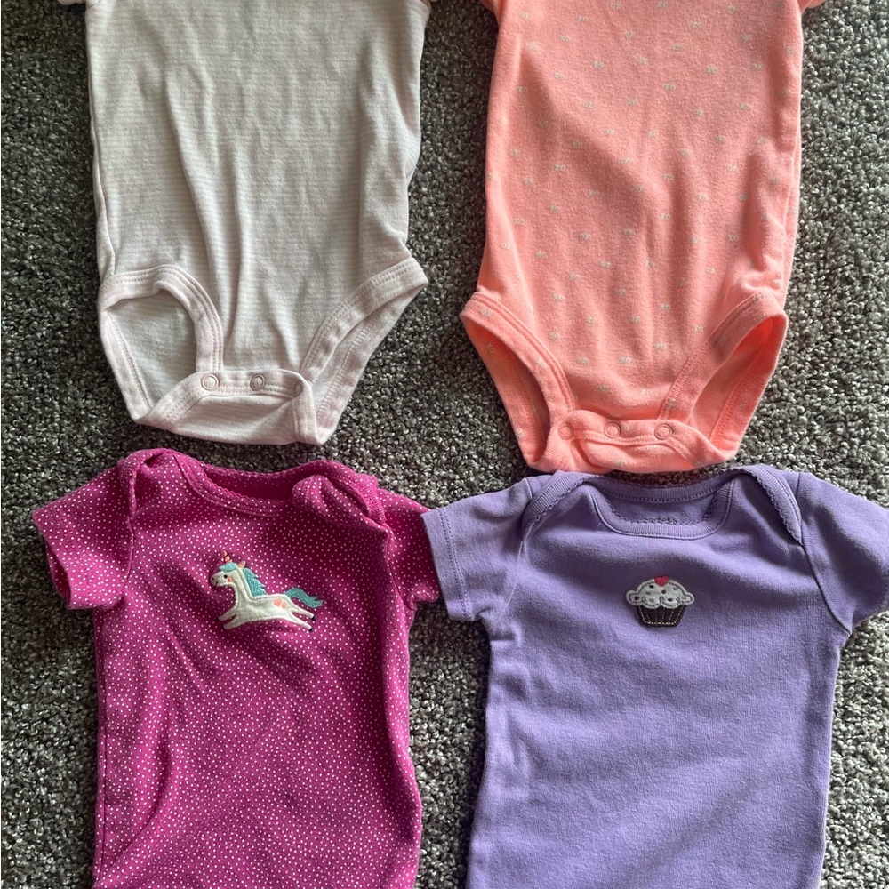 Carter’s 4pk combo onesies.